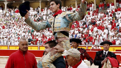 Jim&eacute;nez Fortes sale a hombros en Pamplona