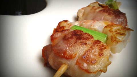 Brocheta de rape, tocineta y langostinos