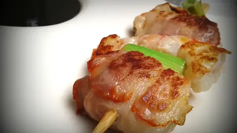 Brocheta de rape, tocineta y langostinos Brocheta de rape, tocineta y langostinos