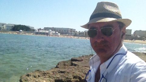 Carlos Herrera en la playa gaditana de 'La Caleta'