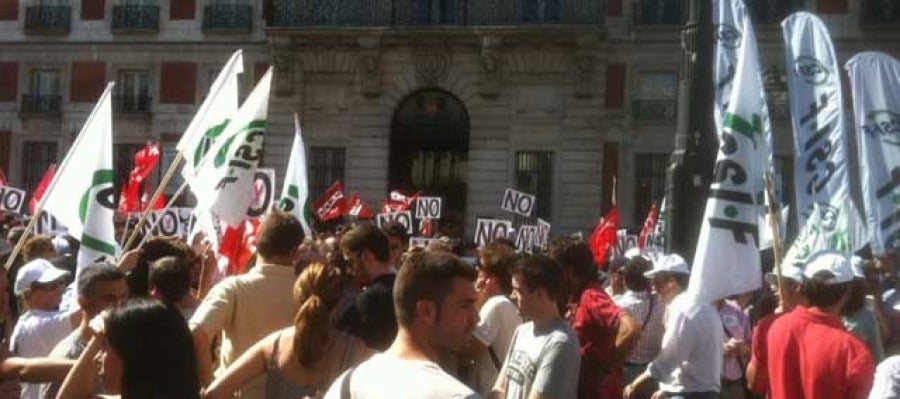Unos 400 funcionarios se concentran en sol para protestar contra las medidas de Rajoy Unos 400 funcionarios se concentran en sol para protestar contra las medidas de Rajoy