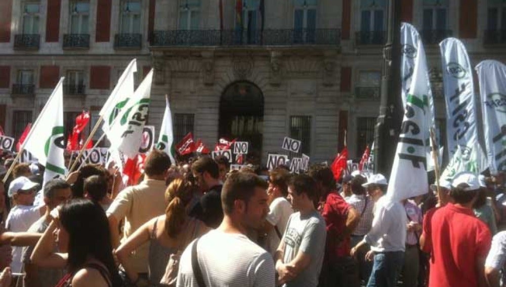 Unos 400 funcionarios se concentran en sol para protestar contra las medidas de Rajoy