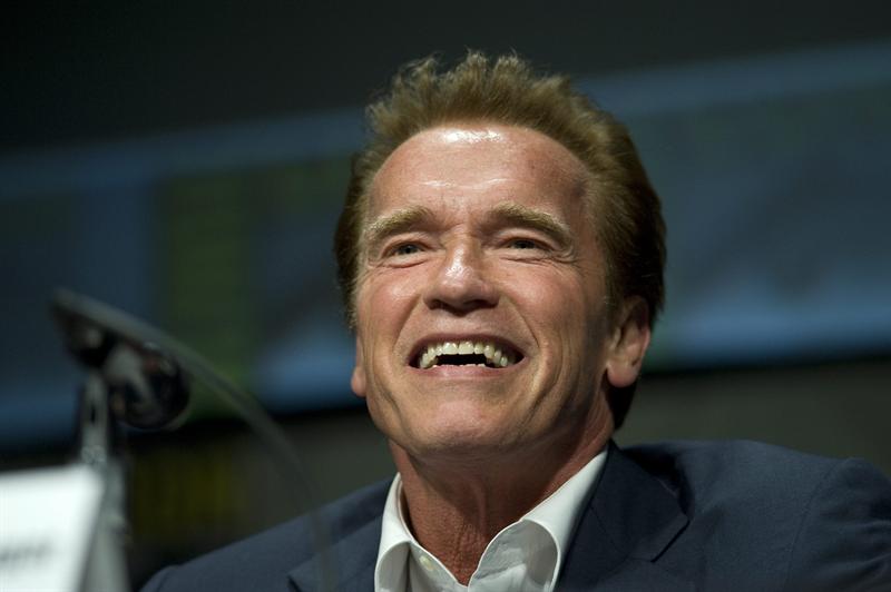 Un elefante persigue a Schwarzenegger y éste defiende que se les proteja Un elefante persigue a Schwarzenegger y éste defiende que se les proteja