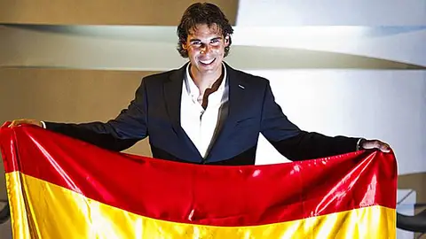 Nadal muestra la bandera que portará en los Juegos Nadal muestra la bandera que portará en los Juegos