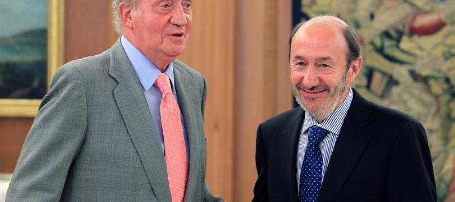 El rey Juan Carlos, junto a Alfredo Pérez Rubalcaba, ayer en el Palacio de la Zarzuela El rey Juan Carlos, junto a Alfredo Pérez Rubalcaba, ayer en el Palacio de la Zarzuela