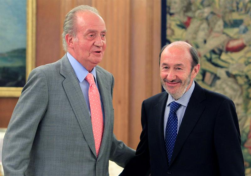 El rey y el príncipe se bajan el sueldo un 7,1% El rey y el príncipe se bajan el sueldo un 7,1%