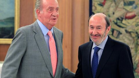 El rey Juan Carlos, junto a Alfredo P&eacute;rez Rubalcaba, ayer en el Palacio de la Zarzuela