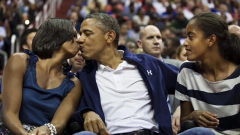 Los Obama se besan en el baloncesto