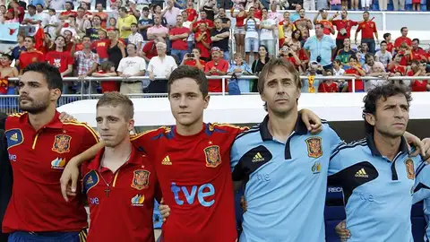 La selección escuchando el himno La selección escuchando el himno