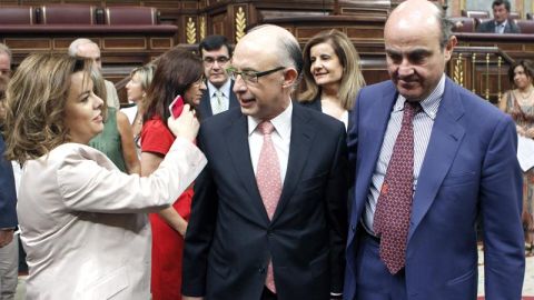 Soraya Sa&eacute;nz de Santamar&iacute;a conversa con los ministros Crist&oacute;bal Montoro y Luis de Guindos