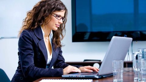 Mujer trabajando con un ordenador