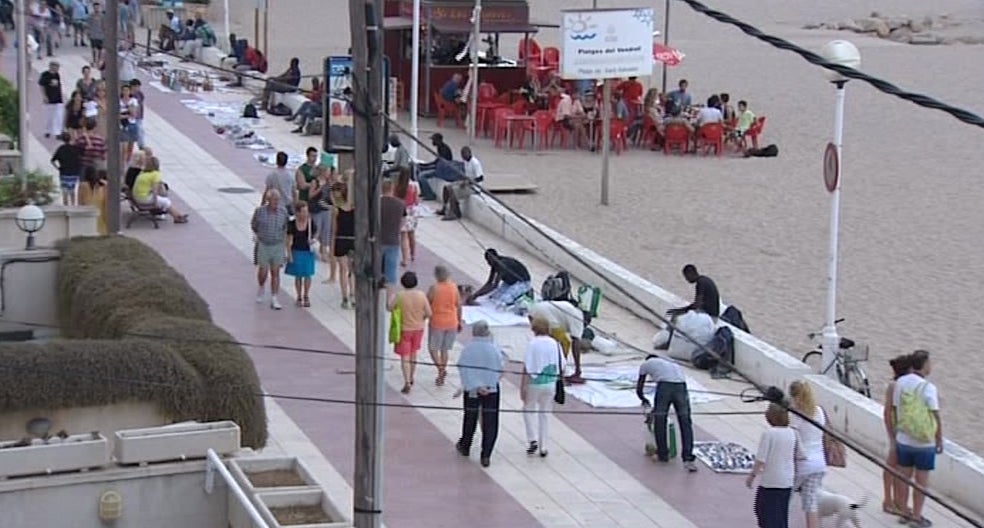 Preocupación y malestar por la falta de seguridad sanitaria en el “top manta" Preocupación y malestar por la falta de seguridad sanitaria en el “top manta"