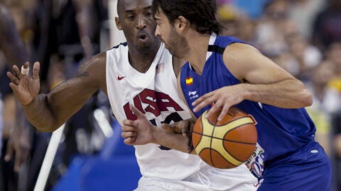 Navarro trata de penetrar a canasta ante Kobe Bryant