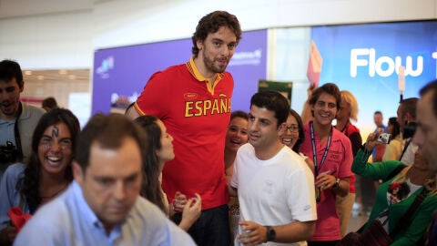 Pau Gasol a su llegada al aeropuerto de Heathrow