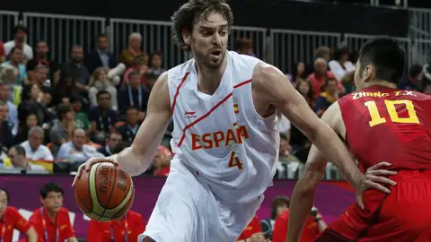 Pau Gasol intenta superar la defensa china Pau Gasol intenta superar la defensa china
