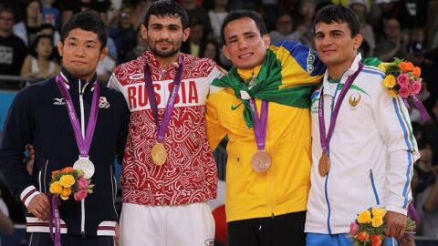 El brasile&ntilde;o Felipe Kitadai (segundo por la derecha) posa con su medalla