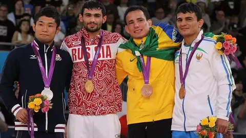 El brasileño Felipe Kitadai (segundo por la derecha) posa con su medalla El brasileño Felipe Kitadai (segundo por la derecha) posa con su medalla