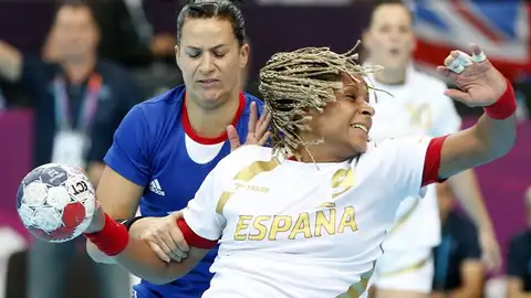 Marta Mangué intenta un lanzamiento ante la francesa Sophie Herbrecht Marta Mangué intenta un lanzamiento ante la francesa Sophie Herbrecht