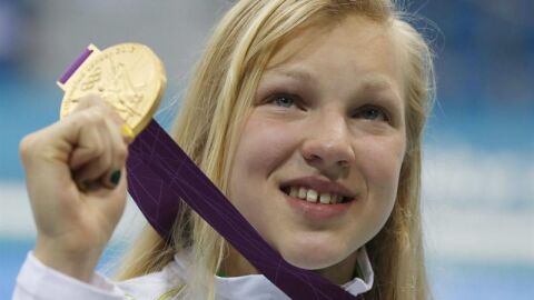 La nadadora lituana Ruta Meilutyte muestra su oro en 100 metros braza