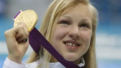 La nadadora lituana Ruta Meilutyte muestra su oro en 100 metros braza La nadadora lituana Ruta Meilutyte muestra su oro en 100 metros braza