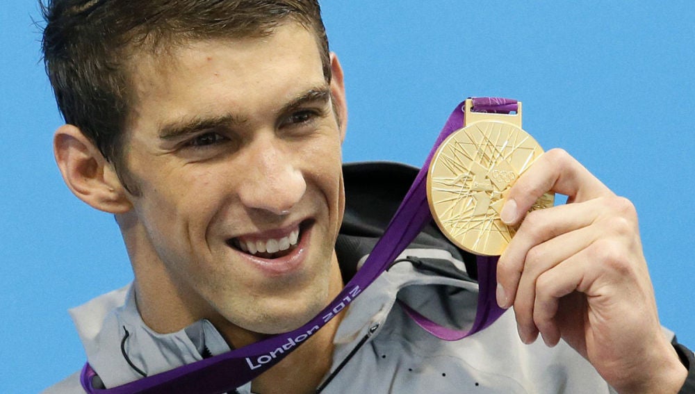Phelps muestra una medalla de oro en Londres