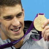 Phelps muestra una medalla de oro en Londres