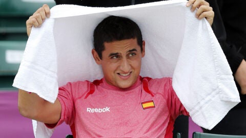 Almagro se cubre de la lluvia durante su partido de octavos de final