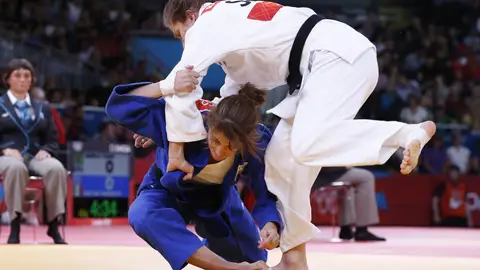La española Cecilia Blanco (azul) en su combate con Rasa Sraka La española Cecilia Blanco (azul) en su combate con Rasa Sraka