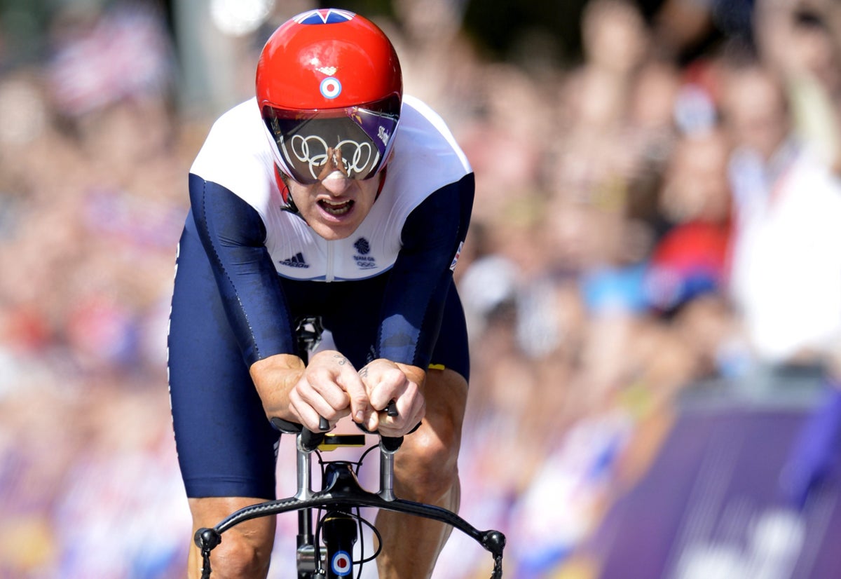 Wiggins logra el oro en una contrarreloj gafe para Luis León Sánchez Wiggins logra el oro en una contrarreloj gafe para Luis León Sánchez