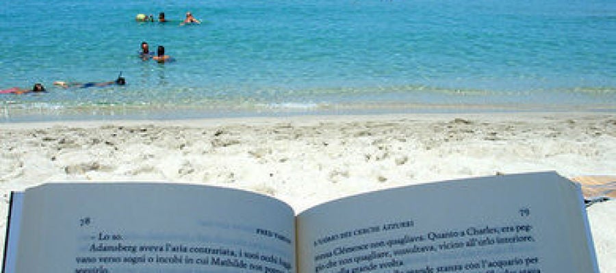 Leyendo en la playa Leyendo en la playa