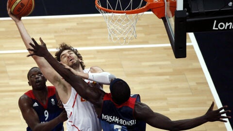 Pau Gasol lanza a canasta ante Mensah-Bonsu