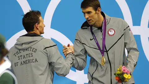 Phelps saluda a Lochte con su medalla de oro al cuello Phelps saluda a Lochte con su medalla de oro al cuello