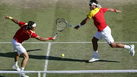 Ferrer y Feliciano luchan por devolver una pelota Ferrer y Feliciano luchan por devolver una pelota