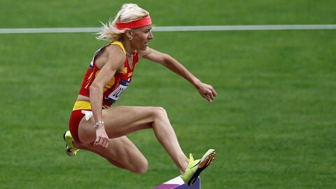 Marta Dom&iacute;nguez supera una barrera en la carrera de 3.000 obst&aacute;culos