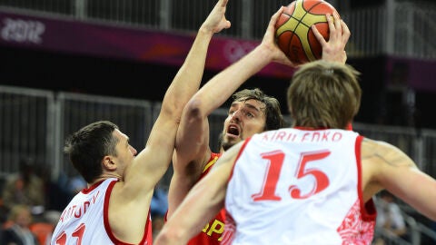 Pau Gasol trata de lanzar a canasta ante la defensa de Antonov y Kirilenko