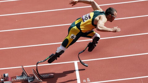 Oscar Pistorius toma la salida en su serie de 400 metros