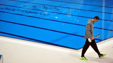 El estadounidense Michael Phelps abandona la piscina