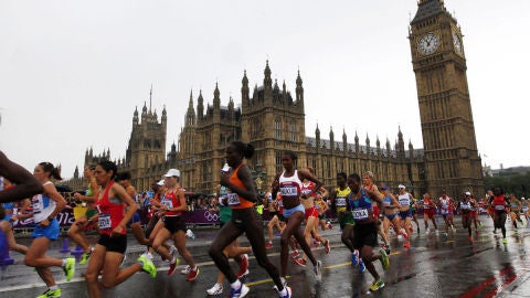 Las atletas del marat&oacute;n pasan por delante del Parlamento brit&aacute;nico (Archivo)