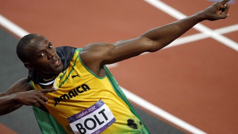 Usain Bolt celebra su victoria en la final de los 100 metros