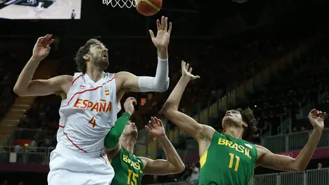 Pau Gasol trata de capturar un rebote ante Splitter y Varejai Pau Gasol trata de capturar un rebote ante Splitter y Varejai