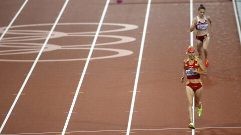 Marta Dom&iacute;nguez cruza la meta exhausta en la final de 3.000 obst&aacute;culos