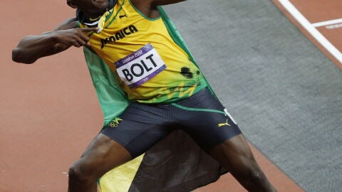 Bolt celebra el oro con la bandera de Jamaica