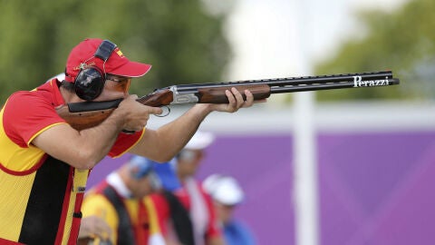 Jes&uacute;s Serrano realiza un disparo en la prueba de foso ol&iacute;mpico
