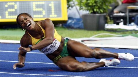 Brigitte Foster se cae 