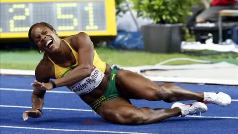 Brigitte Foster se cae Brigitte Foster se cae