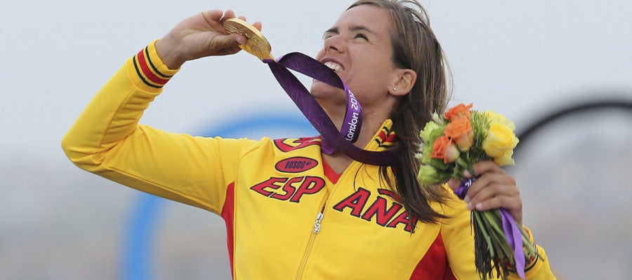Alabau mira al cielo con su medalla de oro Alabau mira al cielo con su medalla de oro