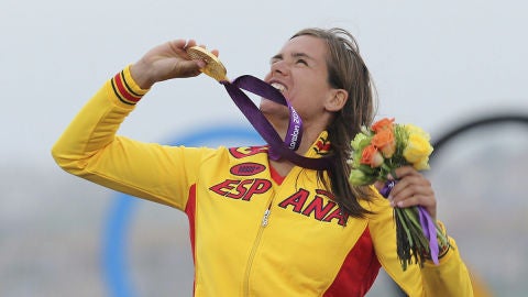 Alabau mira al cielo con su medalla de oro