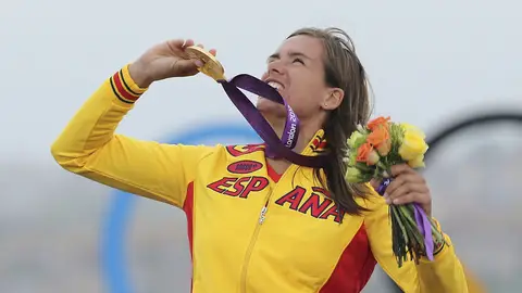 Alabau mira al cielo con su medalla de oro Alabau mira al cielo con su medalla de oro