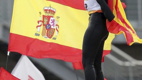 Alabau sobre su tabla de windsurf