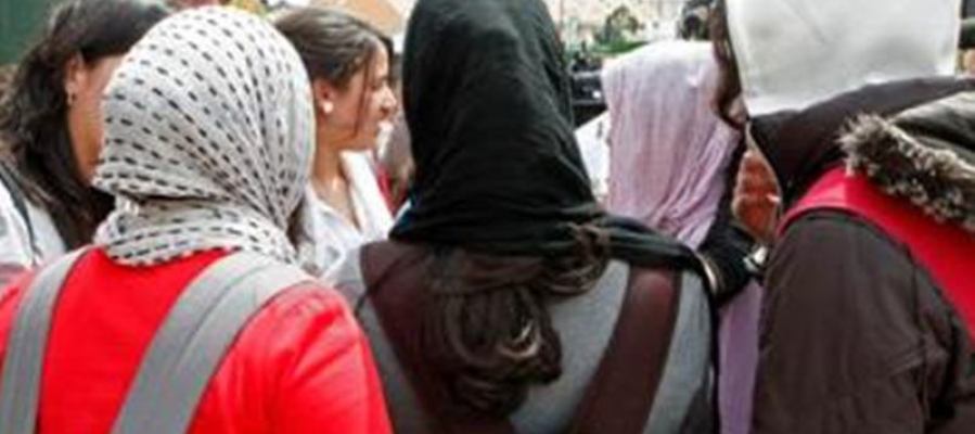 Varias mujeres vistiendo el velo islámico Varias mujeres vistiendo el velo islámico